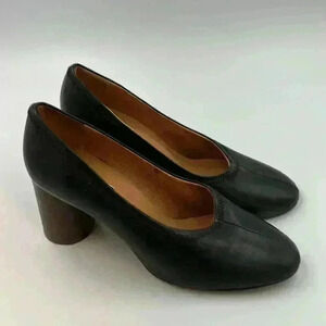 Top Shop leather heeled shoes size 8. Classic wardrobe staple.
